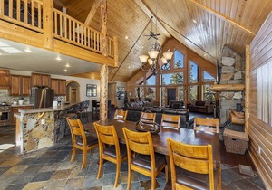 Golden Oak Estate by Destination Big Bear : Luxury Log Home in Castle Glen! Walk to the Lake! Beautiful Mountain Views!
