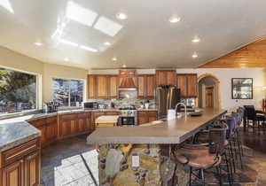 Golden Oak Estate by Destination Big Bear : Luxury Log Home in Castle Glen! Walk to the Lake! Beautiful Mountain Views!