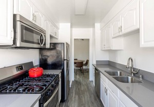 Gorgeous Brentwood 1BR w/Pool, nr. UCLA & Whole Foods by Blueground