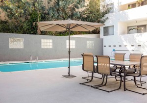 Gorgeous Brentwood 1BR w/Pool, nr. UCLA & Whole Foods by Blueground