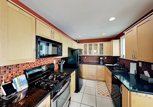 Gorgeous Remodeled Home w/30-Ft Pool, 8-Person Spa, Free WIFI & Mountain Views