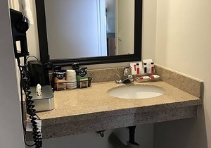 Great Find! Wonderful Unit Near Attractions, Pool, Parking