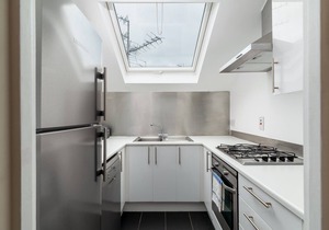 GuestReady - Sunny Top Floor Flat with views