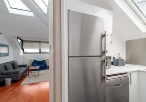 GuestReady - Sunny Top Floor Flat with views