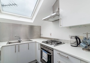 GuestReady - Sunny Top Floor Flat with views