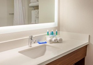 Holiday Inn Express & Suites Corona by IHG