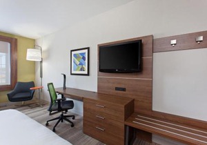 Holiday Inn Express & Suites Corona by IHG