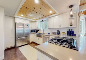 Hot tub, Dog-friendly cabin near skiing, balcony, fireplace & W/D