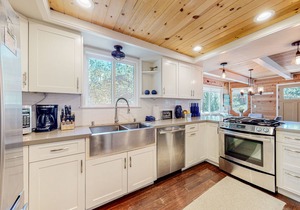 Hot tub, Dog-friendly cabin near skiing, balcony, fireplace & W/D