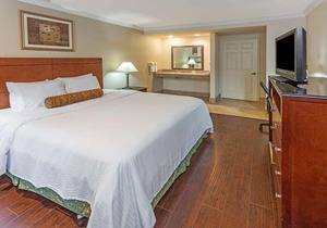 Howard Johnson by Wyndham Pasadena