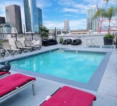 Huge Downtown LA Loft with Rooftop Pool & Jacuzzi