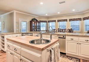 Huge Lake Arrowhead Home w/3 Decks & Grill!
