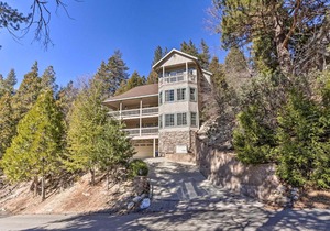 Huge Lake Arrowhead Home with 3 Decks and Grill!