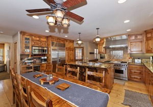 HUGE LAKE LODGE-6BD,4BATH, 5 KING BEDROOMS! LAKE VIEWS-WEEKLY DISCOUNTS! #5709