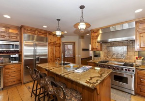 HUGE LAKE LODGE-6BD,4BATH, 5 KING BEDROOMS! LAKE VIEWS-WEEKLY DISCOUNTS! #5709