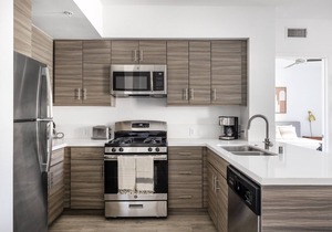 Ideal Brentwood 1BR w/Pool, Gym, W/D, walk to bars, shops, by Blueground