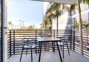 Ideal Brentwood 1BR w/Pool, Gym, W/D, walk to bars, shops, by Blueground