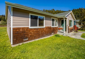 Ideal Family Retreat Near the Coast & State Parks with Gas Grill, Deck, & WiFi