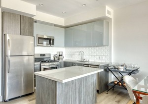 Ideal Mid-Wilshire Studio w/Gym, Pool, walk to S. La Brea, by Blueground