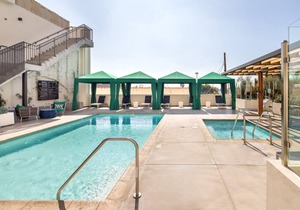 Ideal Mid-Wilshire Studio w/Gym, Pool, walk to S. La Brea, by Blueground