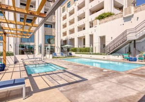 Ideal Mid-Wilshire Studio w/Gym, Pool, walk to S. La Brea, by Blueground