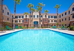 King Suite. Free Breakfast. Outdoor Pool & Hot Tub. Near Edwards Air Force Base!