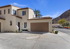 L44 Luxurious 2 Story Townhome - Newly Remodeled! condo
