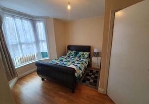 London Zone 2 Three Bedroom Apartment