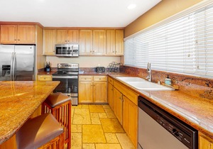 Lovely beachfront house with wood-burning fireplace, W/D, central AC & deck