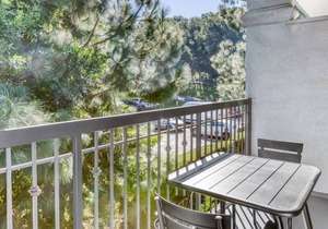 Lux Toluca Hills 1BR w/ Pool & Gym, walk to Olive Ave bars, by Blueground