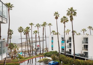 Luxe Redondo Beach 1BR w/Pool, Gym & W/D, walk to Beach, by Blueground