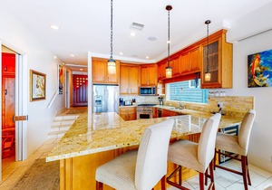 Luxury Beachfront Getaway: Stylish Home with Balcony, Firepit & Ocean Views