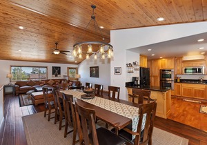 Luxury Castle Glen Home! PET FRIENDLY 🐾! Central A/C! Mountain Views! Theater Room! Fully Fenced Back Yard! 2 Game Rooms! Spa!