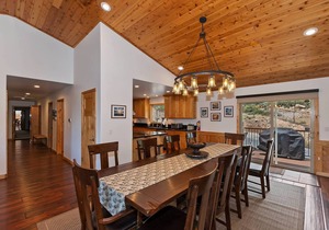 Luxury Castle Glen Home! PET FRIENDLY 🐾! Central A/C! Mountain Views! Theater Room! Fully Fenced Back Yard! 2 Game Rooms! Spa!
