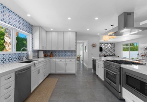 Luxury Mid-Mod in Twin Palms, Large Salt Water Pool & Spa, Pool Table, Location!