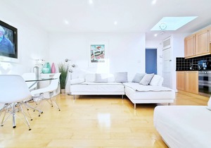 Luxury Penthouse Apartment in Charming Brackenbury Village, W6