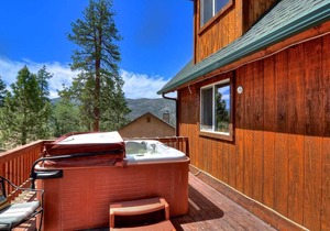 Mighty Bear Manor by AvantStay Elevated Cabin w/ Pine Tree Views, Hot Tub & Pool Table