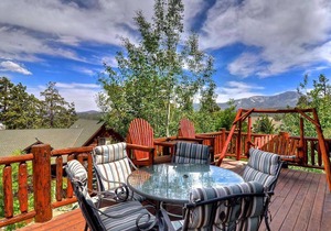 Mighty Bear Manor by AvantStay Elevated Cabin w/ Pine Tree Views, Hot Tub & Pool Table