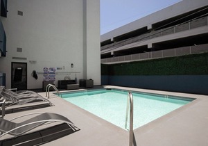 Mod Brentwood 1BR w/Pool, near UCAL & Medical Center, by Blueground