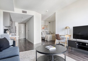 Modern Long Beach Studio w/Pool & Gym, walk to Ocean Blvd, by Blueground