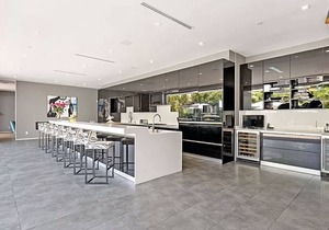 Modern Mansion In Beverly Hills Flats
