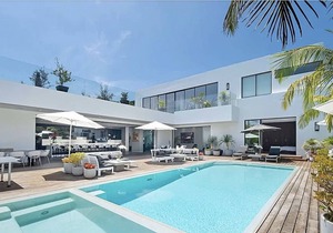Modern Mansion In Beverly Hills Flats