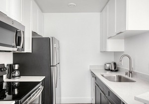 Modern Redondo Beach 1BR w/Pool, Gym & W/D, walk to Beach, by Blueground