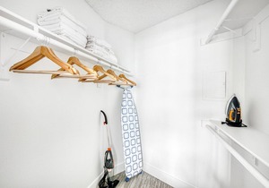 Modern Redondo Beach 1BR w/Pool, Gym & W/D, walk to Beach, by Blueground