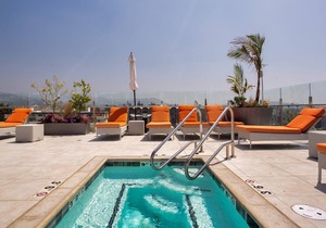 Modern Stylish 2 Bedroom Home Close to Americana