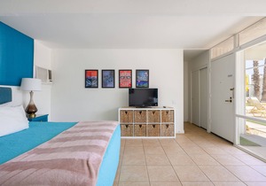 Monkey Tree Hotel 9 by AvantStay | Stylish Hotel in Palm Springs w/Pool!