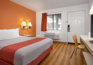 Motel 6 Buena Park, CA - Knotts Berry Farm - Disneyland