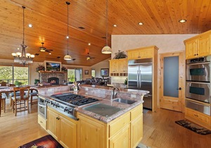 Mountain Canyon Retreat by Destination Big Bear : View of Lake and Mountains! EV Charger! Pool Table! Ping Pong!