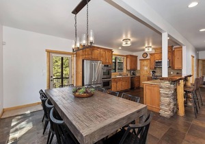 Mountain Chic by Destination Big Bear : Gorgeous Log Home Located in Castle Glen Estates! Game Room! Lake Views!