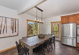 Mountain Chic by Destination Big Bear : Gorgeous Log Home Located in Castle Glen Estates! Game Room! Lake Views!